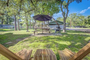 Outdoor dining, hammock, BBQ grill, cornhole