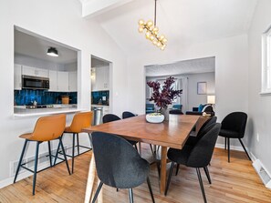 A feast for the eyes!  This dining room is a dream come true.  So much style, so much space. ✨ #diningroomgoals