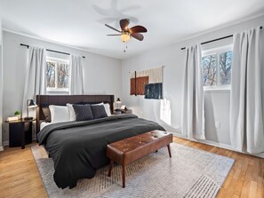 Dreamy king-size vibes.  Perfect for a cozy night in.😴 #dreambedroom