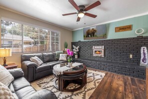55" screen high def tv, wood burning fireplace, comfy living room