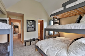 Triple bunkbed