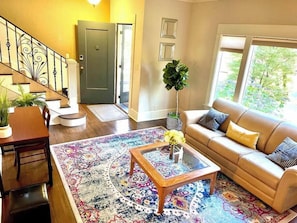 Welcome to a bright and open living space
欢迎到来