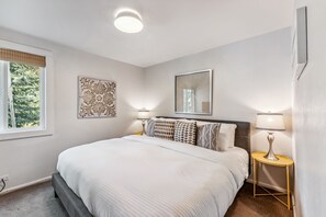 Bedroom 1: King bed, 32” TV, closet, ground floor