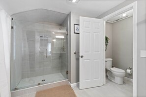 Updated Full Bathroom!