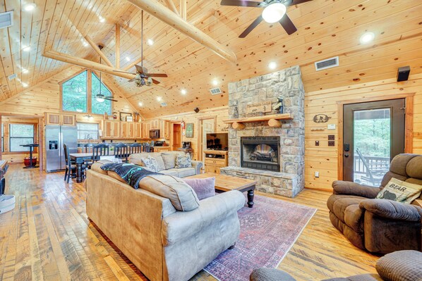Broken Bow Vacation Rental | 3BR | 2.5BA | 7 Steps to Enter | 1,600 Sq Ft
