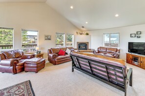 Living Room | Smart TV | Fireplace | Full Futon | 2nd Floor