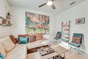 Living Room | Board Games & Books | Flat-Screen TVs | Free WiFi