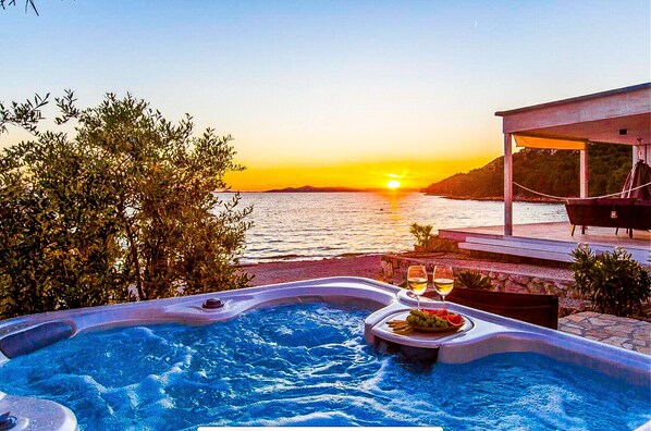 Enjoy the sunset in a whirlpool by the sea