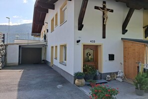 Entrance / Reception