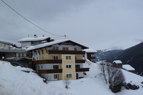 Außenseite Ferienhaus [Winter]