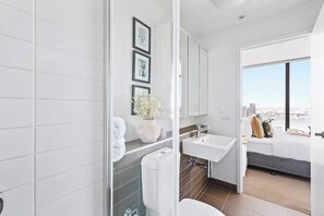 The masters en-suite.