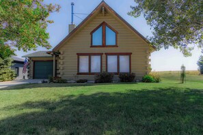 Cute Red Lodge Cabin ready for you!