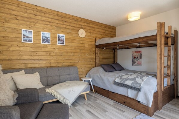 Living room with beds (1)