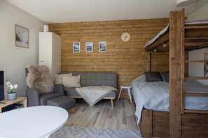 Living room with beds (2)