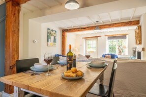 Jasmine Cottage, Sedgeford: Dining room with kitchen
