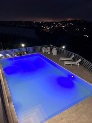 balcone con vista  piscina , vista mozzafiato sul verde e sul vulcano Etna