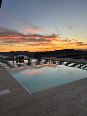 la nostra piscina che fa da specchio a tramonti indimenticabili 