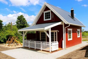 Stugans exteriör [sommar]