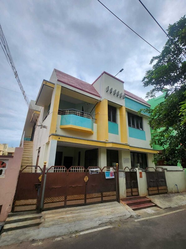 Premises located on 1st level