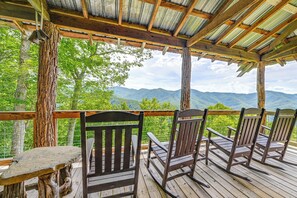 Covered Deck | Mountain Views