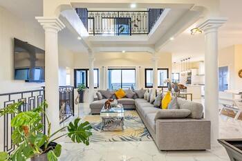 Adina View: Oceanview 8BR with Pool, WiFi, Gym, Jacuzzi, Chef, AC & Backyard BBQ