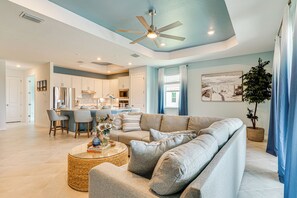 Living Room | Smart TV | Free WiFi | Single-Story Home