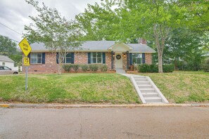 Home Exterior | Keyless Entry | 1 Mi to Ole Miss