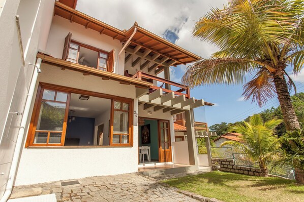 2BD House in a beautiful Beachfront Condominium, in front of Mole Beach!
