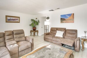 Living Room | Smart TV | Gas Fireplace