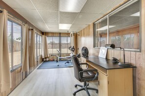 Home Office | Gym Equipment | Free WiFi | Single-Story Property