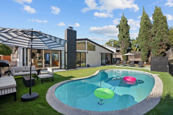 Mid Century Gem, Spotless, Spacious Group Perfection 4/5 BR, 3 Baths Hiking 