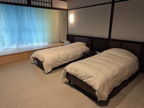 *Futon layout for 2 people*