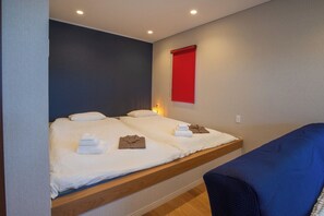 The bedrooms are equipped with futons. Children up to preschool age can stay for free.