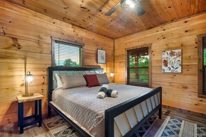 Cozy mountain retreat with king bed, rustic charm & views in Pigeon Forge, TN.