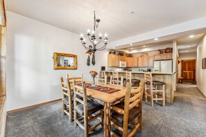 Kitchen & Dining Room: Well-equipped kitchen, drip coffee maker, kitchen bar with 4 bar stools, 6-person dining table
