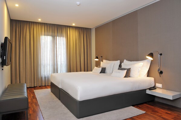 Comfortable unit with Twin bed. Exact unit will be assigned upon arrival. Views, colors and decor may vary.