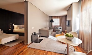 Comfortable unit with Double bed and living