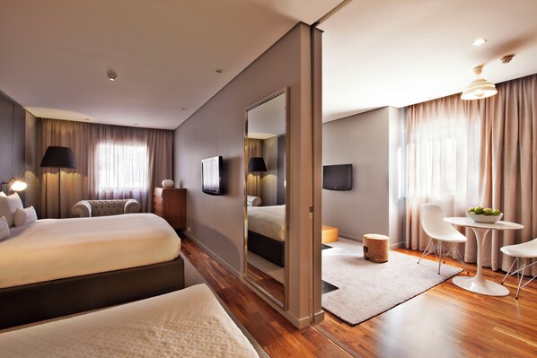 Comfortable unit with Double bed and living room