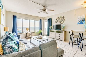 Living Room | Central Air Conditioning & Heat | Free WiFi