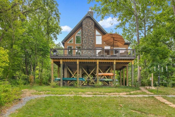 Relax by the fire pit or on the deck with river views in our spacious backyard on the Shenandoah South Fork. Enjoy canoeing, kayaking, comfy seating, birdwatching, and plenty of firewood for your stay.