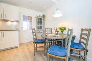 Wohnzimmer mit Essplatz
