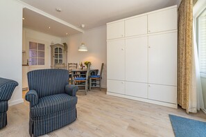 Wohnzimmer mit Schrankbetten