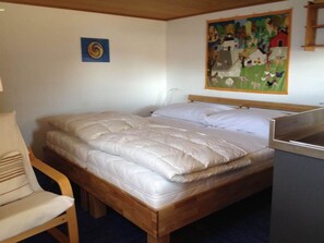 Möbel, Komfort, Bettrahmen, Holz, Bett, Interior Design, Schublade, Flooring, Fussboden, Gebäude