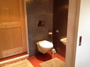 Braun, Toilleten Sitz, Toilette, Badezimmer, Interior Design, Holz, Fussboden, Flooring, Gebäude