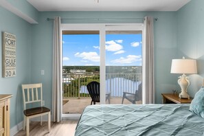 King Size Master Bedroom with breathtaking Lake views!