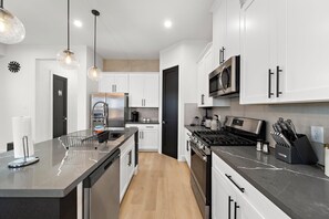 Fully equipped kitchen with high quality granite countertops.