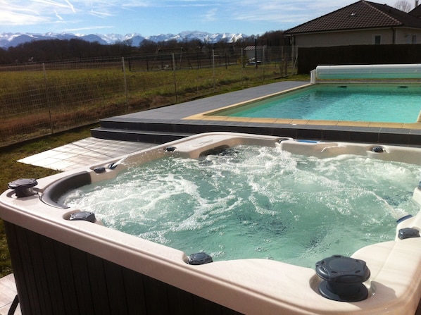 Outdoor spa tub