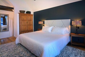 2nd floor primary suite w/king bed