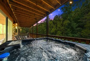Relax in a private hot tub for up to 5 guests, surrounded by stunning forest views on a covered deck. Soak under the stars or unwind after a day of adventure. Perfect for romantic getaways, group trips and cozy retreats. Mountain serenity at its best