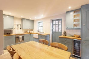 The Old Smokey, Seahouses - Host & Stay